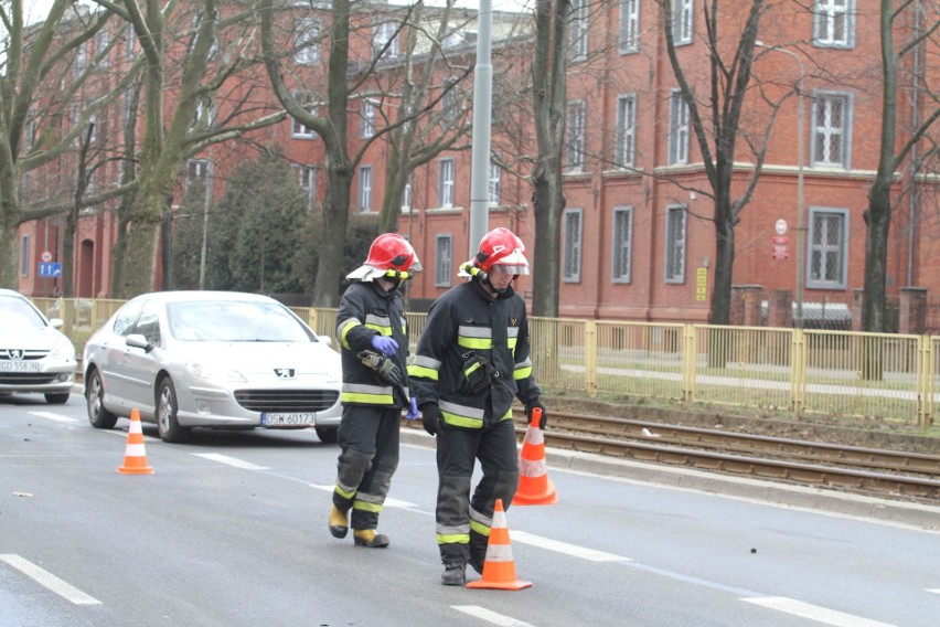 Wypadek na Hallera. 4 auta zderzyły się na jezdni w kierunku Grabiszyńskiej