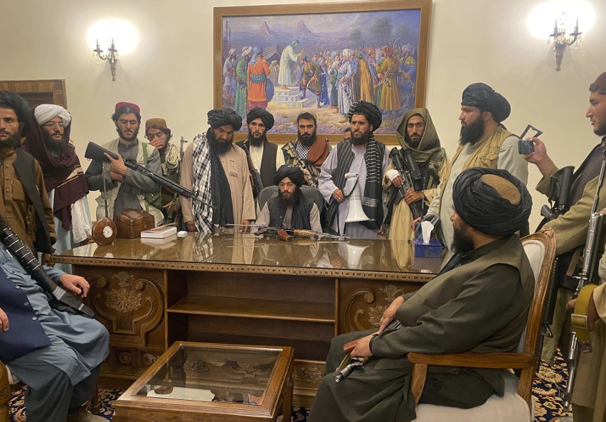 Talibowie opanowali Afganistan, obiecują: "Nie będziemy się mścić". W kraju strach, Afgańczycy próbują uciekać (WIDEO)