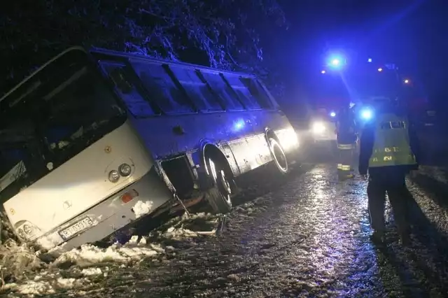 Na szczęście autobus jechał z minimalna prędkością, bo skutki wypadku mogły być tragiczne.