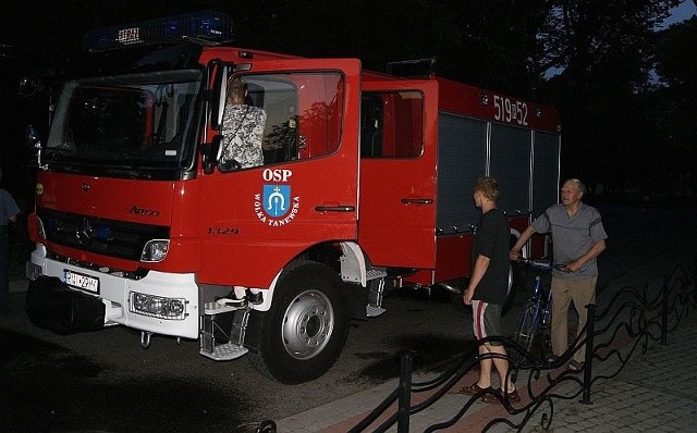 Strażackie auta hucznie wjechały do Ulanowa, oznajmiając mieszkańcom zakup nowego sprzętu. Pomimo późnej pory chętnych do oglądania nie brakowało.