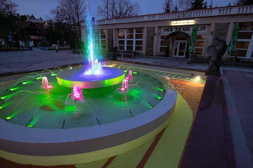 Rabka. Miejska fontanna rozbłyska kolorowym światłem [ZDJĘCIA]