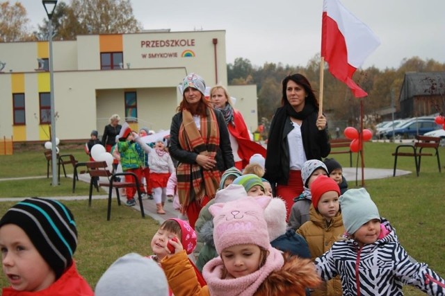 W piątek 8 listopada w związku z obchodami 101 Rocznicy Odzyskania Niepodległości w Przedszkolu w Smykowie odbył się Pokaz Mody Patriotycznej. >>>WIĘCEJ ZDJĘĆ NA KOLEJNYCH SLAJDACH