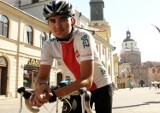Maciej Janicki jedzie przez Polskę, aby pomóc niepełnosprawnemu koledze