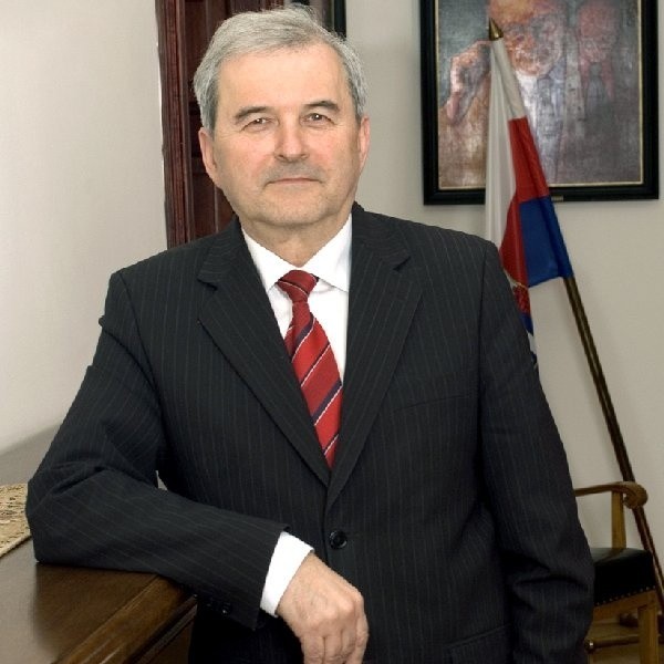 Prezydent Konstanty Dombrowicz oficjalnie powiedział, że ratusz postanowił dać trochę więcej czasu na składanie ofert.