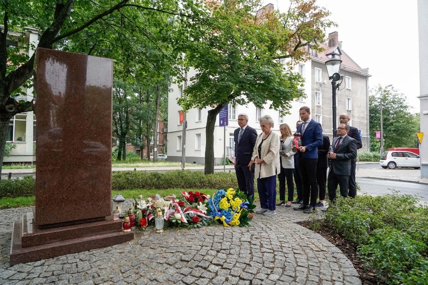Gdańsk: Kwiaty od miasta i ukraińskiej dyplomacji w rocznicę Rzezi Wołyńskiej pod pomnikiem upamiętniającym zbrodnię OUN-UPA na Polakach