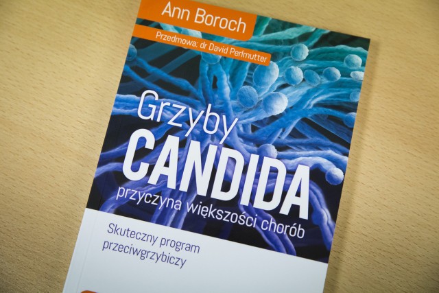 Grzyby Candida mogą powodować wiele schorzeń: zmęczenia, wzdęcia, zapalenia zatok, artretyzm, alergie, hipoglikemię, nawet depresję. Z tego poradnika dowiesz się jak z nimi walczyć.