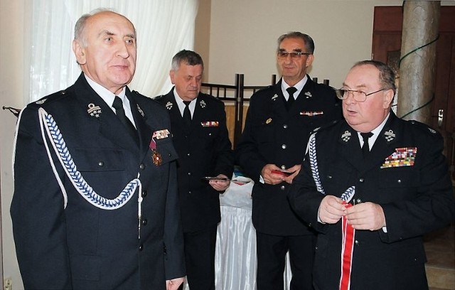 Andrzej Dzierżawski (z lewej), odznaczony złotą odznaką; Zygmunt Sosnowski, Jan Wojciechowski, Roman Szczerbiak - członkowie zarządu powiatowego OSP w Radziejowie