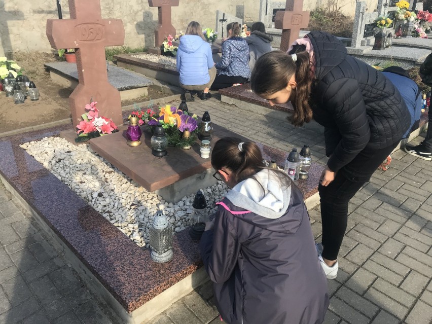 Uczniowie z Iwanisk pamiętali o żołnierzach i swojej nauczycielce [ZDJĘCIA]