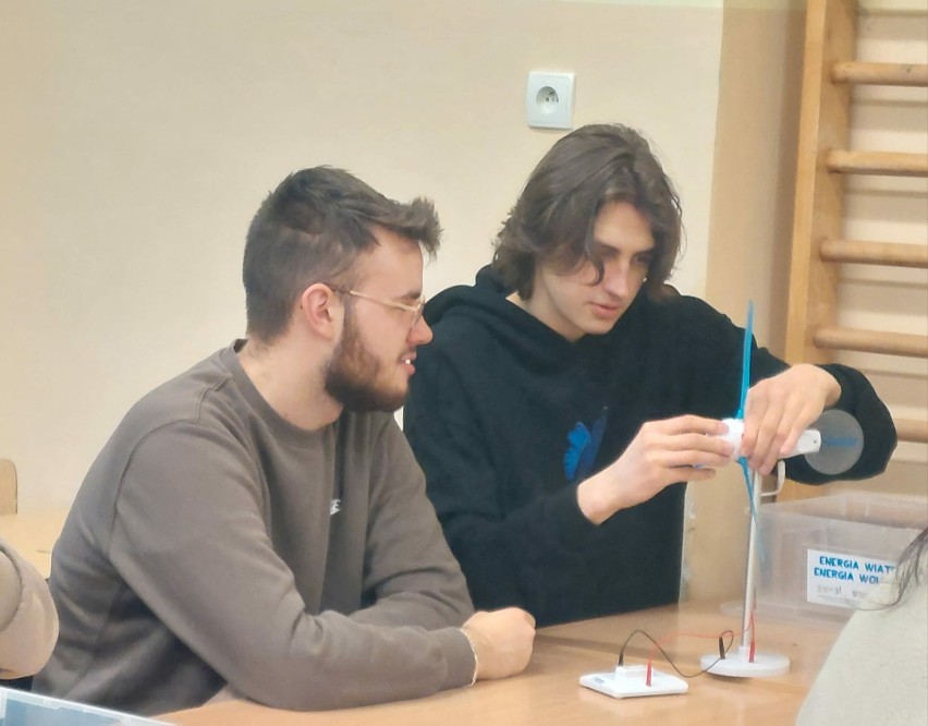 Uczniowie słupskiej "Budowlanki" zgłębiają wiedzę o morskich farmach wiatrowych