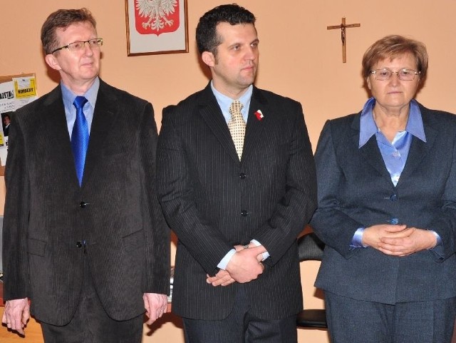 Norbert Kolano (w środku) został nowym szefem miejskich struktur Prawa i Sprawiedliwości w Tarnobrzegu. Z lewej Roland Rudnicki, radny miejski z Tarnobrzega i Józefa Hrynkiewicz, posłanka Prawa i Sprawiedliwości.