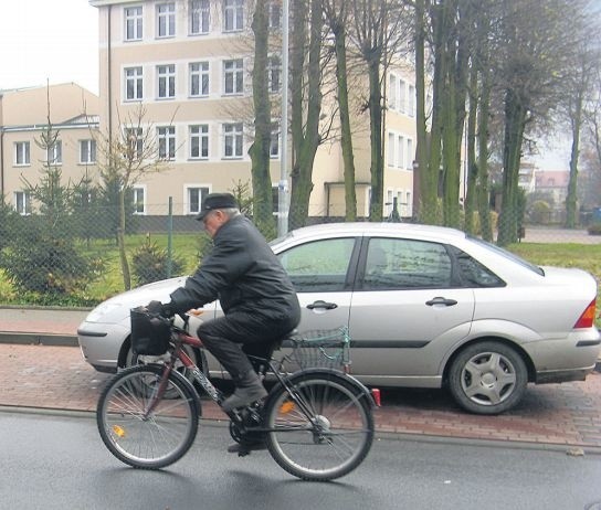 W wielu miejscach w Białogardzie wciąż brakuje ścieżek rowerowych.Rowerzyści mimo wszystko muszą więc jeździć ulicą.