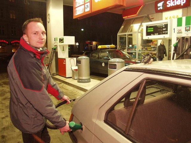 Jarosław Romańczyk tankował wczoraj wieczorem na stacji przy placu Piłsudskiego w Opolu. Mówi, iż nie boi się, że ceny benzyny radykalnie wzrosną, chociaż jakaś podwyżka będzie.