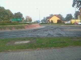 Fetor w Krzeszycach: osad z oczyszczalni ścieków wylał się na drogę