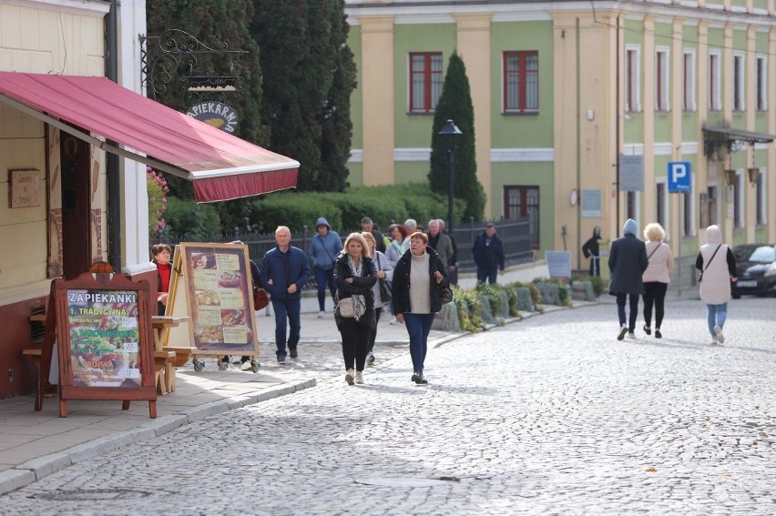 W sobotę, 22 października mnóstwo ludzi w Sandomierzu. Turyści uwielbiają zwiedzać Królewskie Miasto. Zobacz zdjęcia 