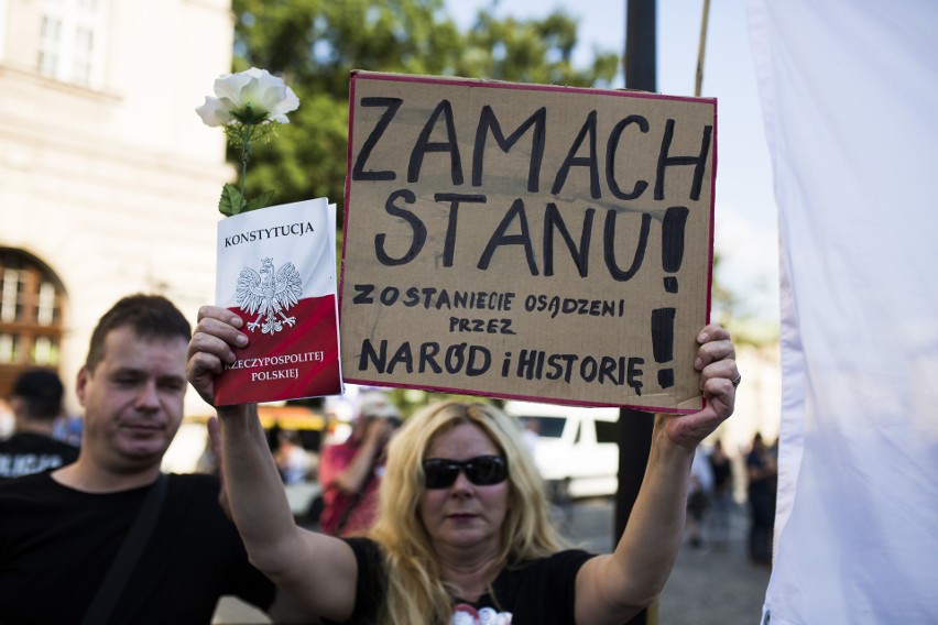 Kolejne protesty pod Wawelem w miesięcznicę pochówku Lecha i...