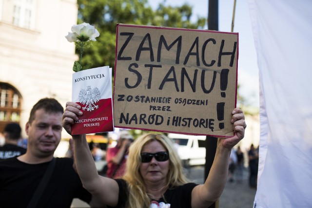 Kolejne protesty pod Wawelem w miesięcznicę pochówku Lecha i Marii Kaczyńskich