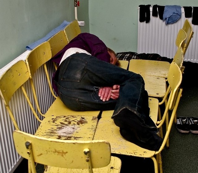 Śpiący bezdomny w słupskiej ogrzewalni. 