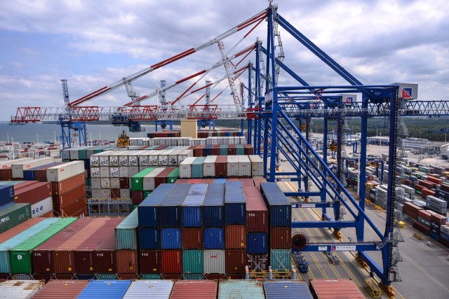 OOCL Hong Kong - największy statek kontenerowy na świecie - wpłynął do DCT w Gdańsku