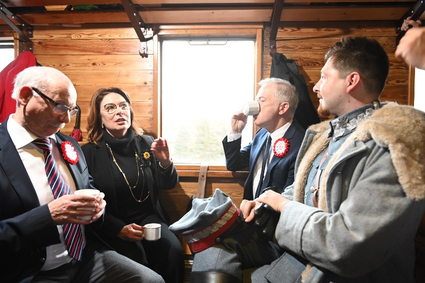 Przejazd zabytkowego pociągu z gen. Józefem Hallerem na...