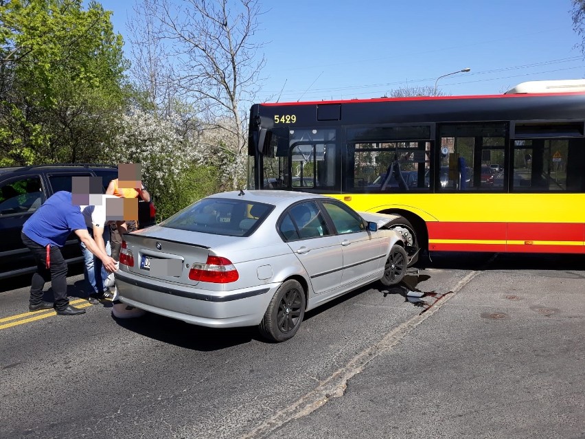 BMW wbiło się w autobus MPK na Strzegomskiej (ZDJĘCIA)