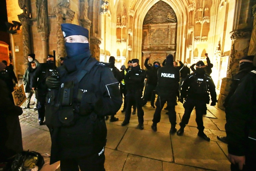 Wrocław zablokowany. Kolejny dzień protestów. Policja broni katedry (ZDJĘCIA)