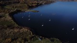 Wspólne sprzątanie brzegów Jeziora Mucharskiego. Gminy i Wody Polskie podpisały w tej sprawie porozumienie