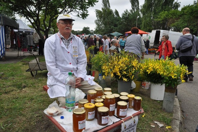 Andrzej Krawczyk żałuje, że w tym roku leśnicy nie pozwolili mu ustawić uli na wrzosowiskach. Miód wrzosowy cieszy się uznaniem wśród klientów. 