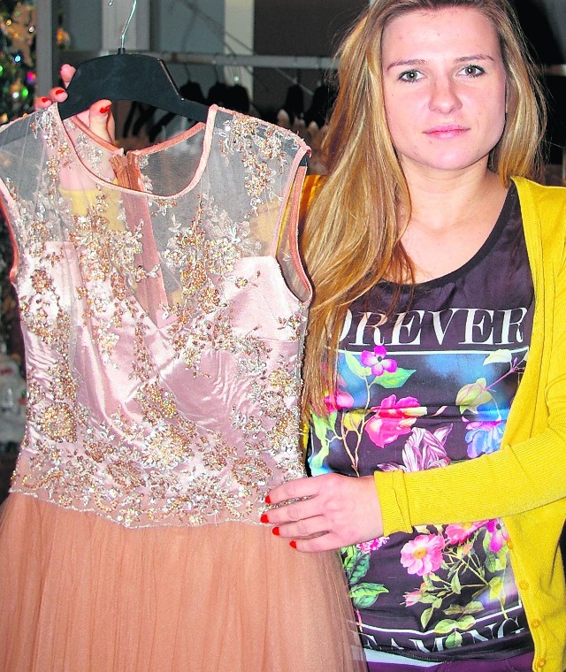 Anna Tarwacka prezentuje jedną ze studniówkowych sukienek, które można kupić od ręki. Na uszycie czeka się dwa tygodnie.