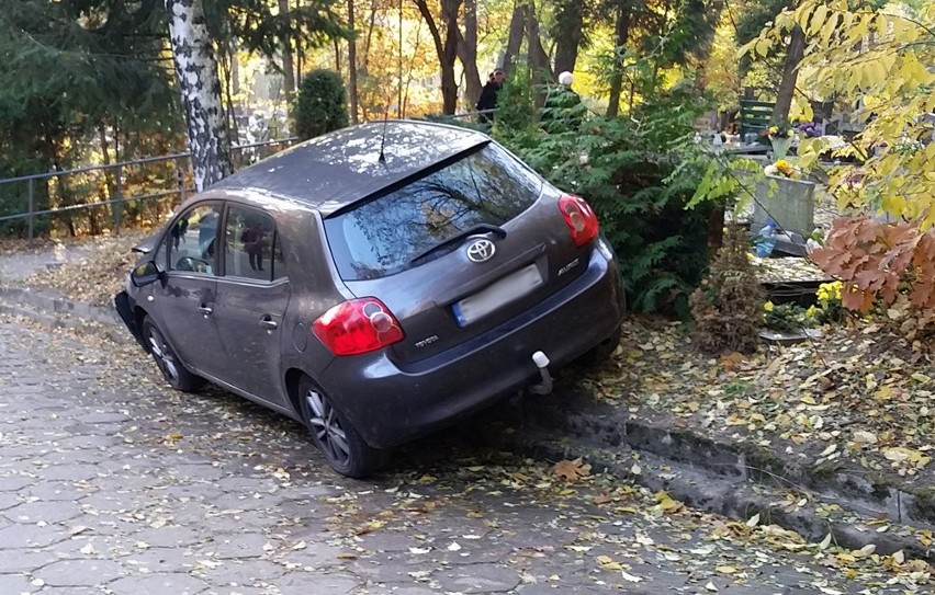 Toyota uderzyła w drzewo na cmentarzu w Zielonej Górze [ZDJĘCIA]