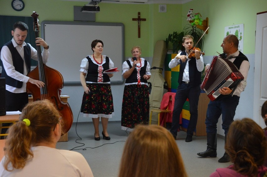 Dzień Muzyki w szkole podstawowej w Mąkoszycach.