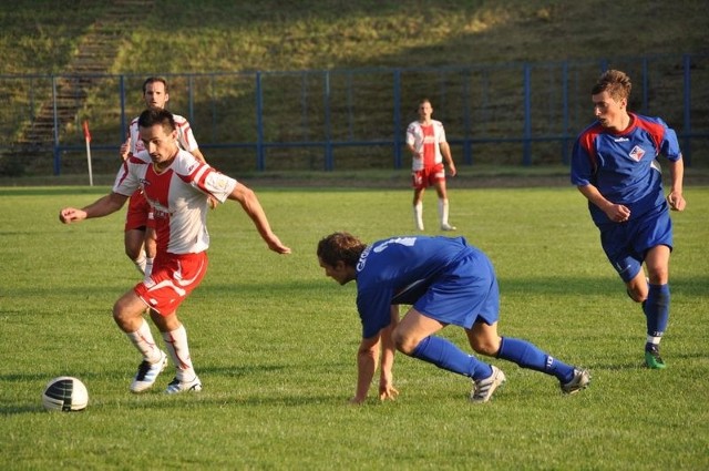 Marcin Grunt (w środku) w 44 minucie strzelił gola dla Granatu. Potem jednak dał się ograć Mariuszowi Mężykowi (z lewej, przy piłce) i skarżyszczanie zremisowali 1:1. 