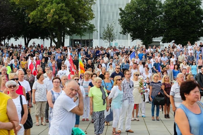 Protest na Placu Solidarności przeciwko reformie sądów. Przyszedł tłum [zdjęcia, wideo] 