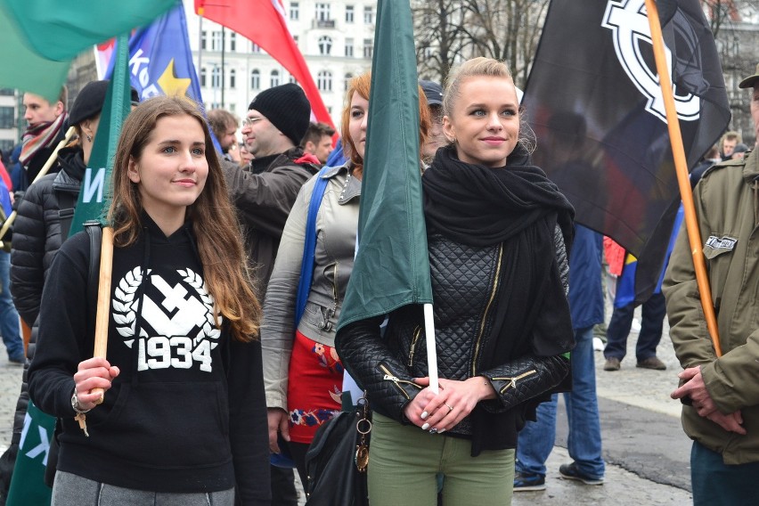 Marsz ONR w Warszawie [ZDJĘCIA] Narodowcy świętowali, Obywatele RP chcieli  zablokować pochód | Portal i.pl