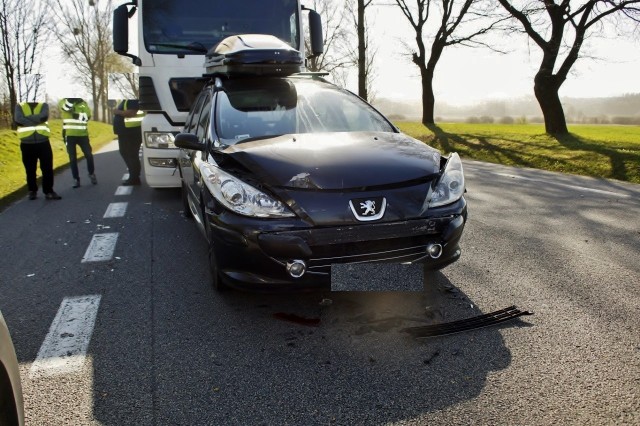 We wtorek około godziny 10 doszło do kolizji w Sąborzu (droga krajowa numer 6). Kierowca samochodu osobowego marki Peugeot został odwieziony do szpitala. Policja kierowała ruchem wahadłowo w miejscu kolizji.