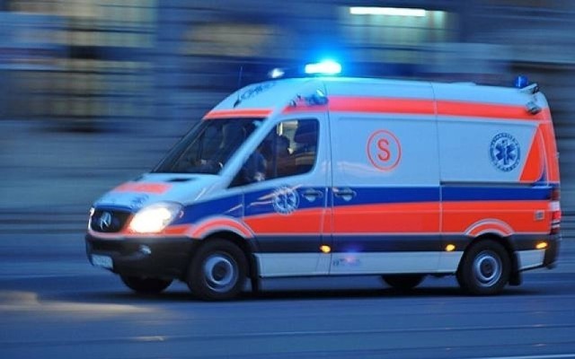 32-letni mężczyzna trafił do szpitala z poważnym urazem nóg, po tym jak walec drogowy najechał na jego stopy. Do wypadku doszło na placu budowy na ul. Aleksandrowskiej w czwartek (24 listopada) ok. godz. 16. ZDJĘCIA NA KOLEJNYCH SLAJDACH
