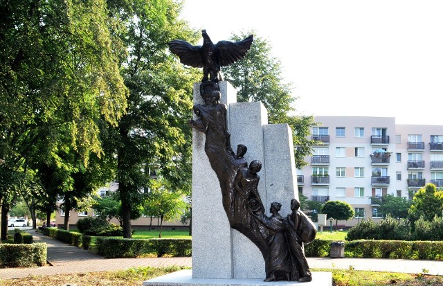 Pomnik przedstawia trzy pokolenia słubiczan: repatriantów ze wschodu Polski, ich dzieci i wnuki. Na szczycie jest orzeł wzbijający się do lotu 