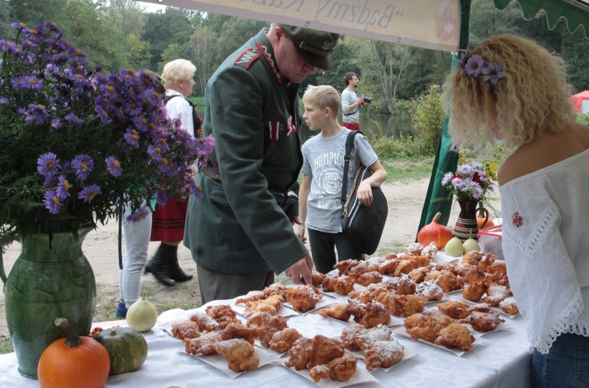 Tłumy smakoszy na Festiwalu Ziemniaka w Muzeum Wsi Radomskiej. Było wiele konkursów i pokazów [ZDJĘCIA]