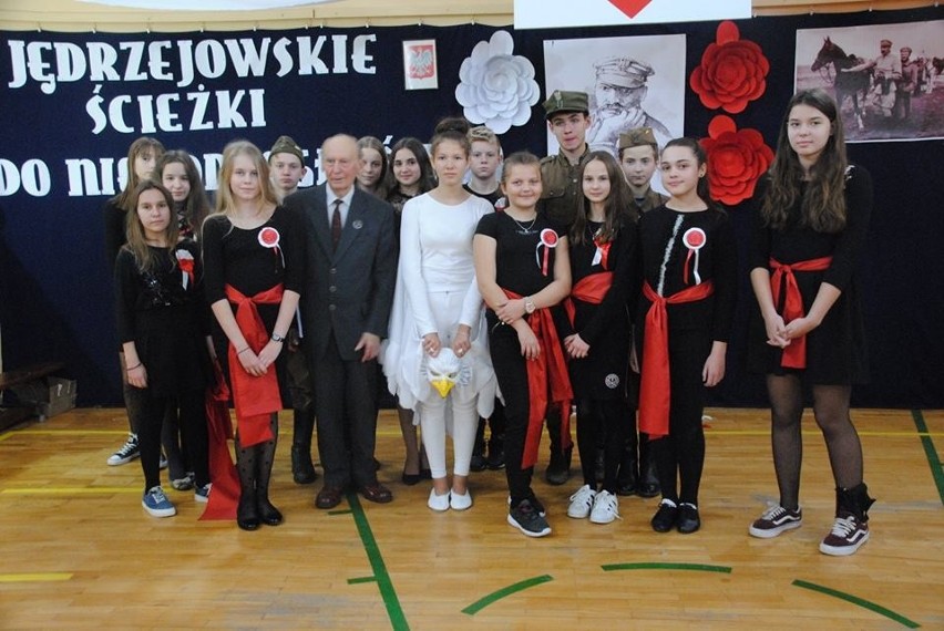 Stanisław Śliwa z uczniami z Jędrzejowa