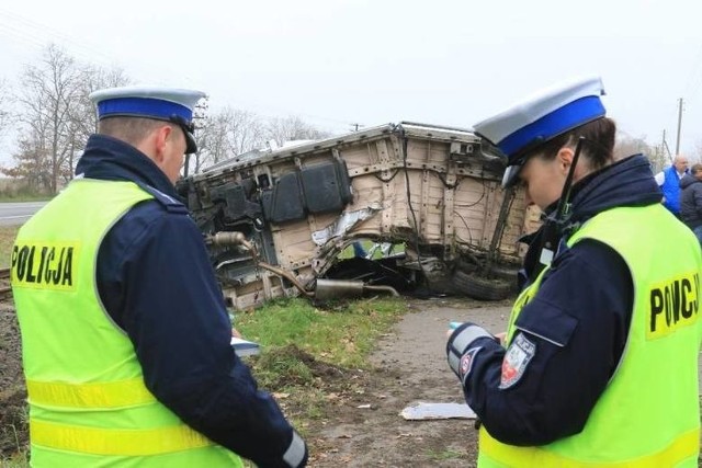 W ocenie Najwyższej Izby Kontroli stan bezpieczeństwa przewozów kolejowych w Polsce nie jest zadowalający, pomimo wypełniania zadań przez podmioty odpowiedzialne za jego bezpieczeństwo. Przejazdy kolejowe w naszym województwie nie należą do najbezpieczniejszych, o czym świadczy ilość wypadków a przestrzeni ostatnich lat.Czytaj też: Tragedia na przejeździe kolejowym pod Wrocławiem. Zginęło 5 osób!Katastrofa pod Otłoczynem. Zdjęcia z miejsca tragedii. Uwaga! Drastyczne treści!Jak Podaje NIK Polska pod względem bezpieczeństwa przewozów kolejowych znajdowała się w latach 2010-2014 na jednym z ostatnich miejsc w Europie. Powodem tak niskiego poziomu bezpieczeństwa były między innymi: niewłaściwy stan techniczny infrastruktury, błędy w organizacji ruchu oraz niedostateczna ochrona pasażerów i towarów przed przestępczością. Pomimo tych wskaźników transport kolejowy pozostawał najbezpieczniejszym środkiem transportu lądowego. na zdjęciu wypadek na przejeździe w Papowie-Osiekach - na ten temat przeczytasz w dalszej części materiału