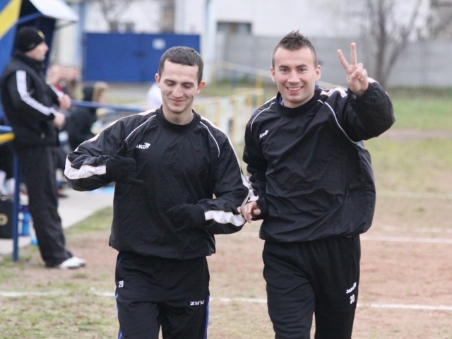Piłkarzom z Leśnicy: Denisowi Sotorowi  (z lewej) i Łukaszowi Janczarkowi humory dopisują. Janczarek wyraźnie pokazuje na palcach, które miejsce ma zająć na koniec sezonu jego zespół.