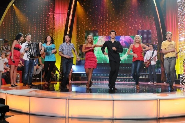 Ewelina Czarnecka, II Wicemiss Ziemi Radomskiej 2010 (na zdjęciu pierwsza od prawej) tańczy w jednym z najpopularniejszych programów telewizyjnych "Jaka to melodia&#8221; . 