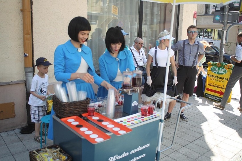 Flash mob na Półwiejskiej: Pijcie wodę z kranu - przekonuje...