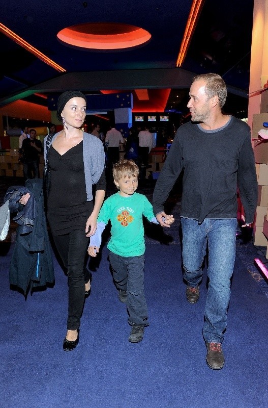 Łukasz Nowicki i Halinka Mlynkova z synem na premierze "Toy Story 3".