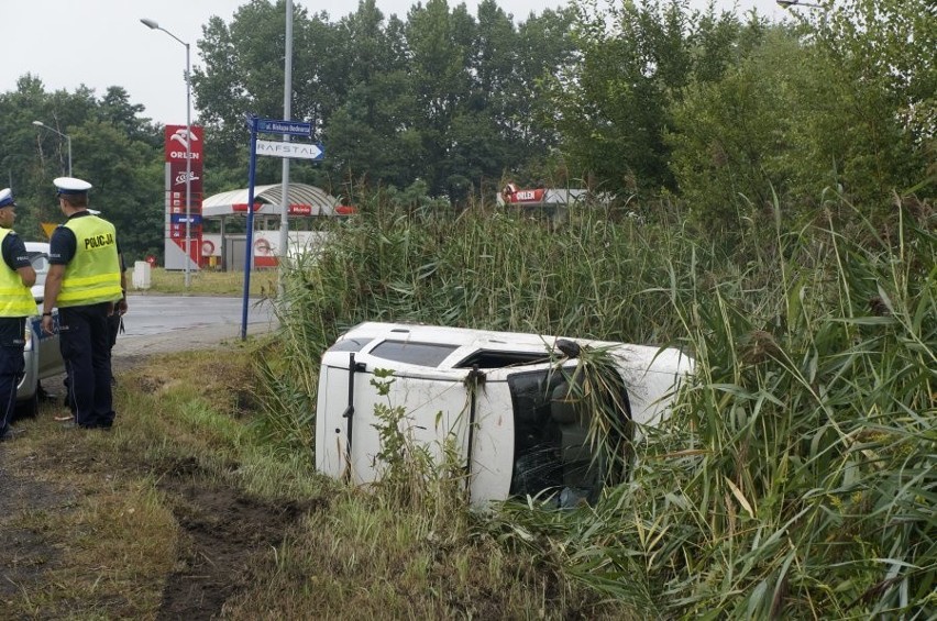 Wypadek w Piekarach Śląskich: 27-latek zjechał fiatem do rowu [ZDJĘCIA]