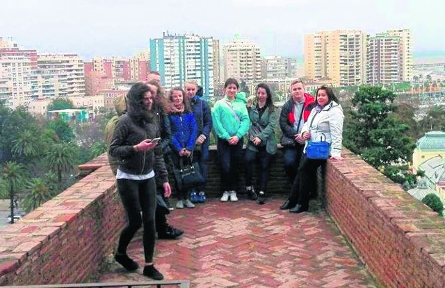 Uczniowie „elektryka” przebywając na starych murach Malagi mają za sobą nowoczesne centrum historycznego miasta