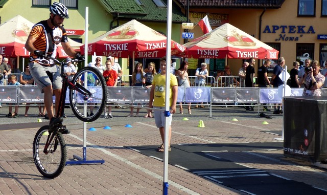 Piotr Bielak podczas rowerowego show w Kazimierzy Wielkiej atakował także swój rekord... w skoku wzwyż.