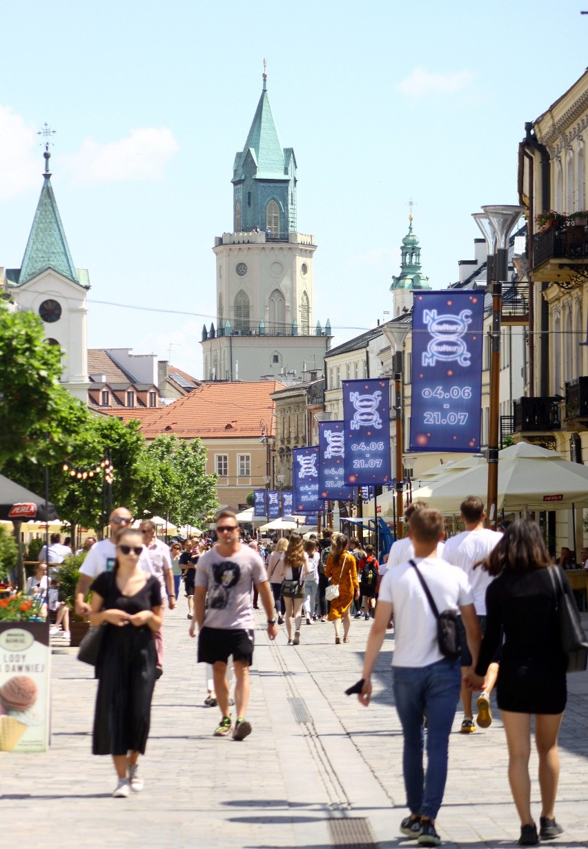 Spacer po centrum Lublina. Mieszkańcy korzystają z uroków deptaka i placu Litewskiego