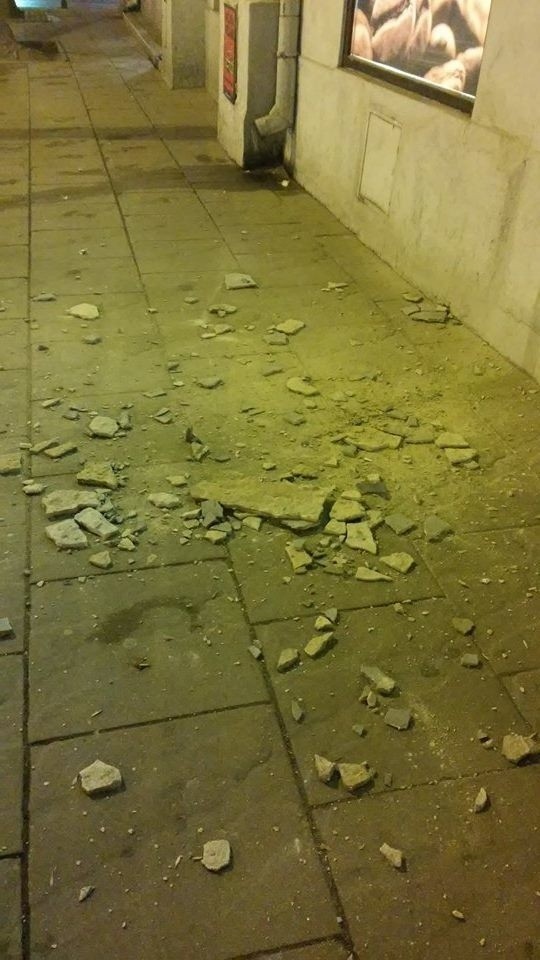 Na chodnik przy ul. Narutowicza spadł kawałek balkonu