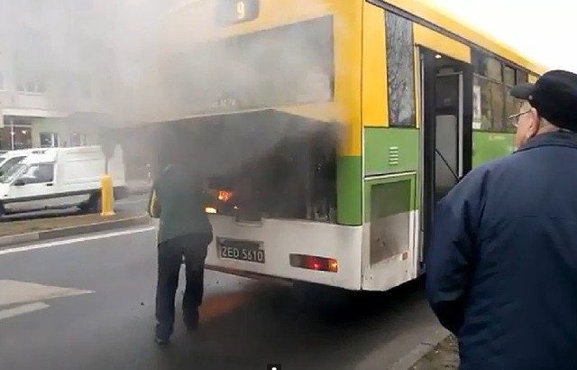 Pożar silnika najpierw próbował ugasić kierowca autobusu.