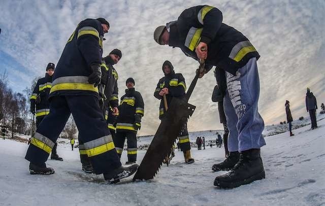 mistrzostwa w wycinaniu loduZawody w cięciu lodu Topolno